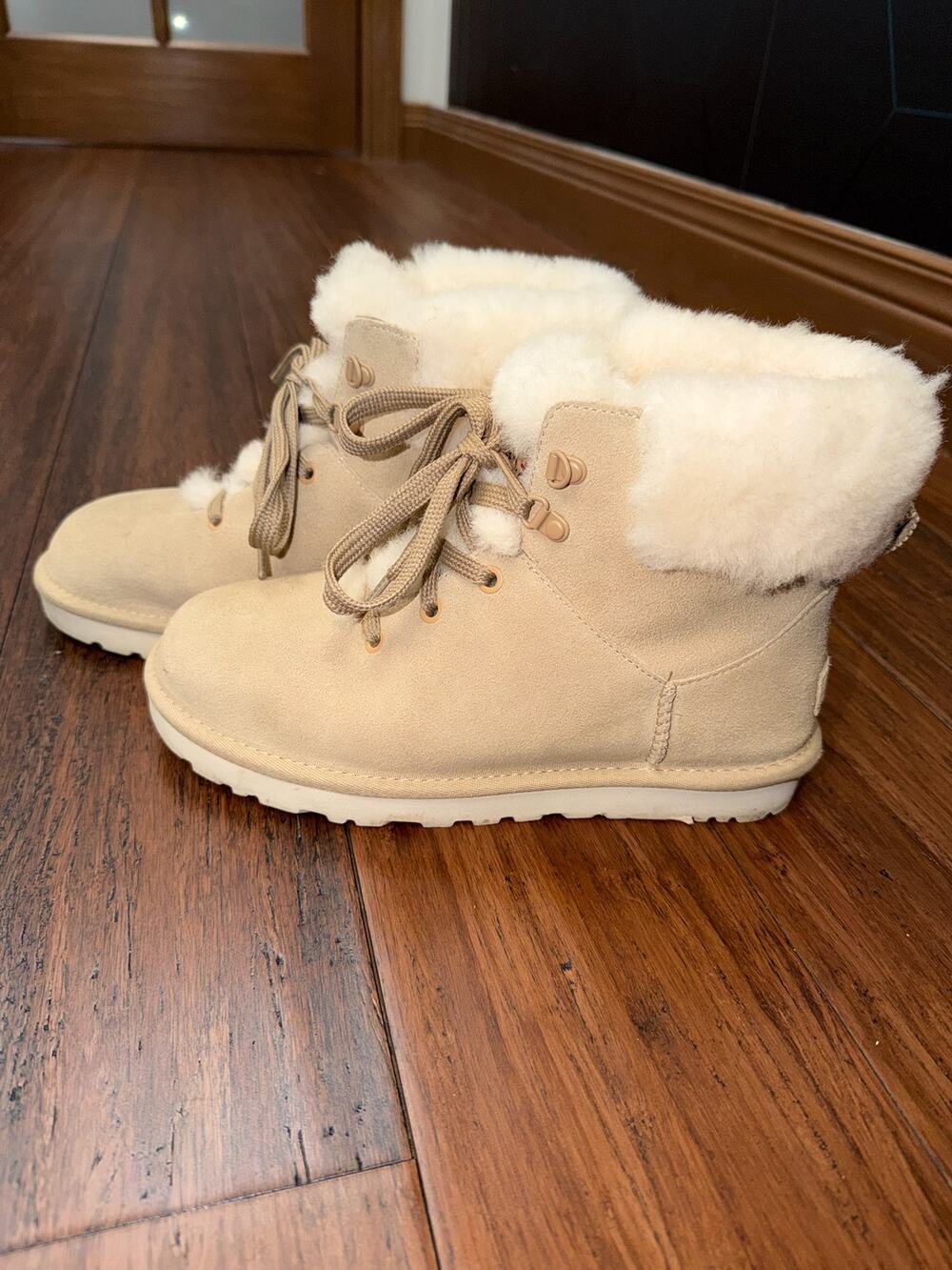 UGG Women's Classic Mini Alpine Lace Boot Winter Size 8